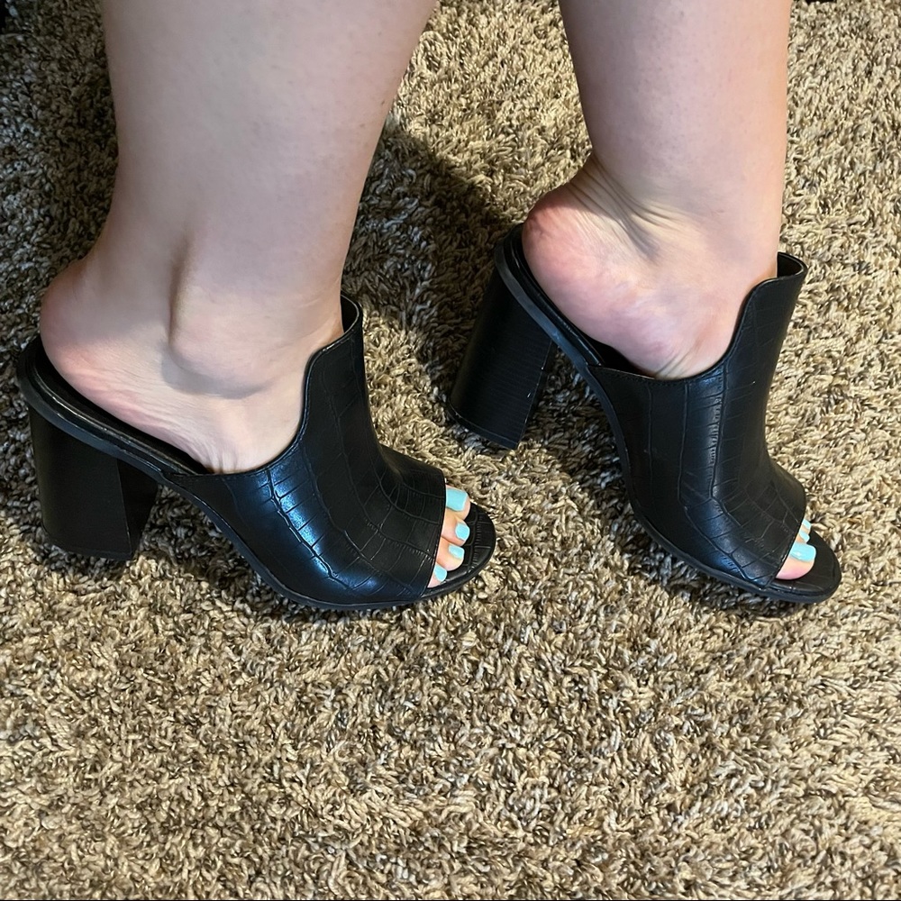 Black thick heeled shoe